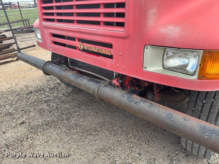 image for item EG6614 1991 International 7100 winch truck