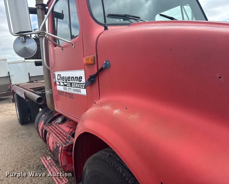 image for item EG6614 1991 International 7100 winch truck