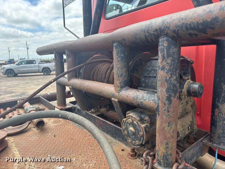 image for item EG6614 1991 International 7100 winch truck