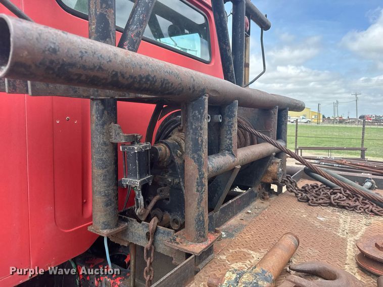 image for item EG6614 1991 International 7100 winch truck