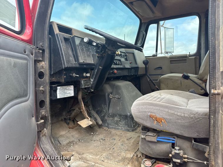 image for item EG6614 1991 International 7100 winch truck