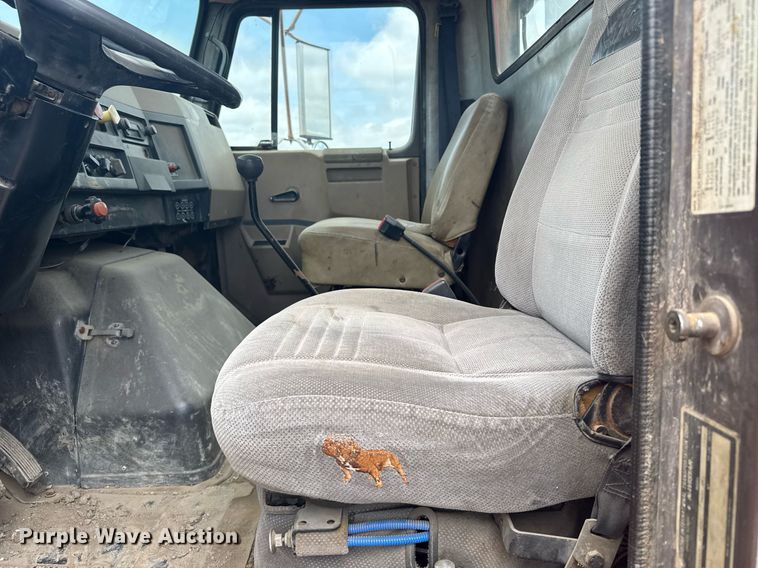 image for item EG6614 1991 International 7100 winch truck