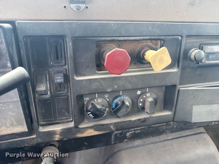 image for item EG6614 1991 International 7100 winch truck