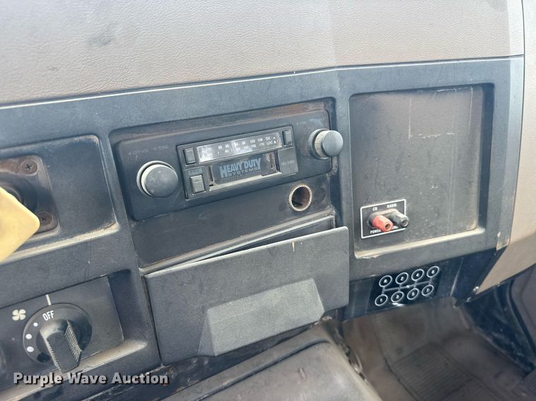 image for item EG6614 1991 International 7100 winch truck