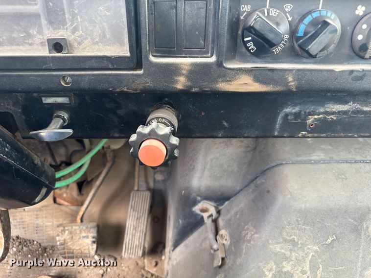 image for item EG6614 1991 International 7100 winch truck