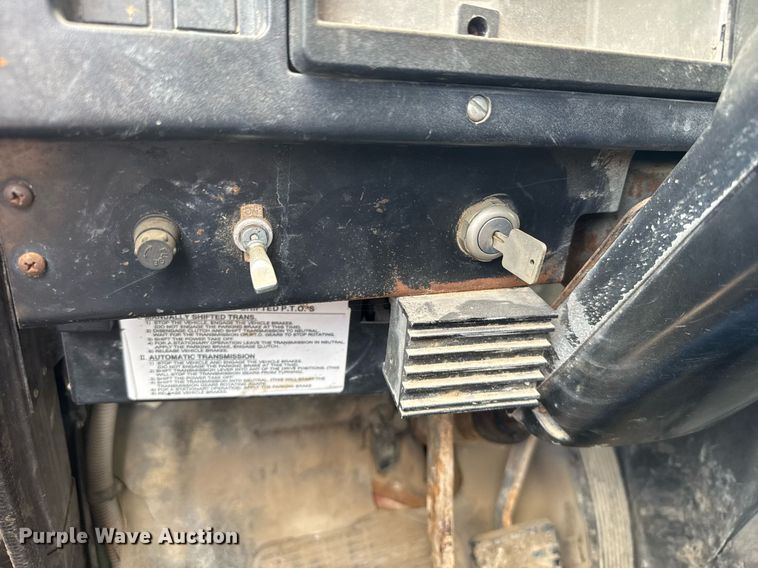 image for item EG6614 1991 International 7100 winch truck