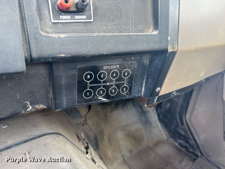 image for item EG6614 1991 International 7100 winch truck