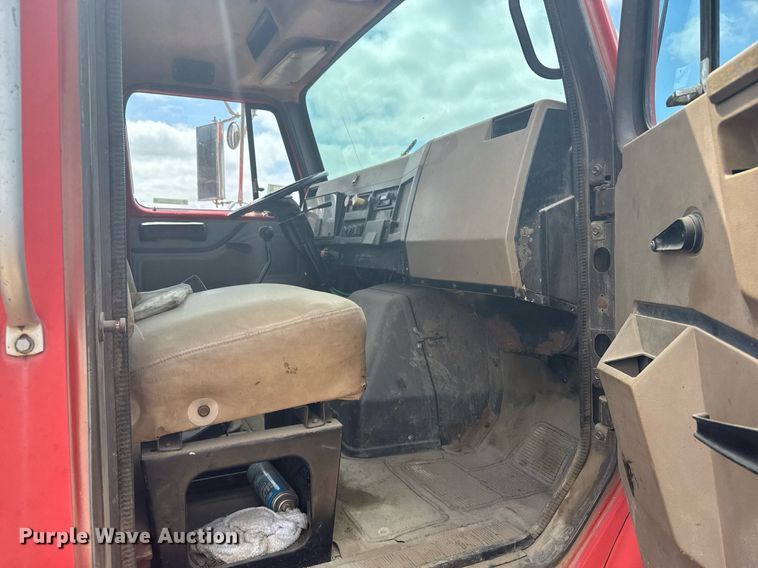 image for item EG6614 1991 International 7100 winch truck