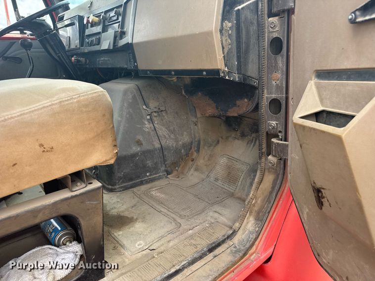 image for item EG6614 1991 International 7100 winch truck