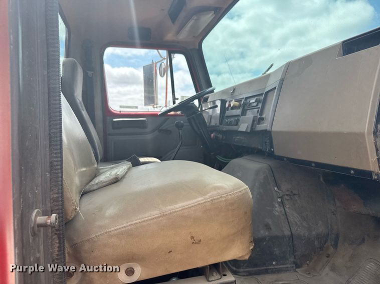 image for item EG6614 1991 International 7100 winch truck