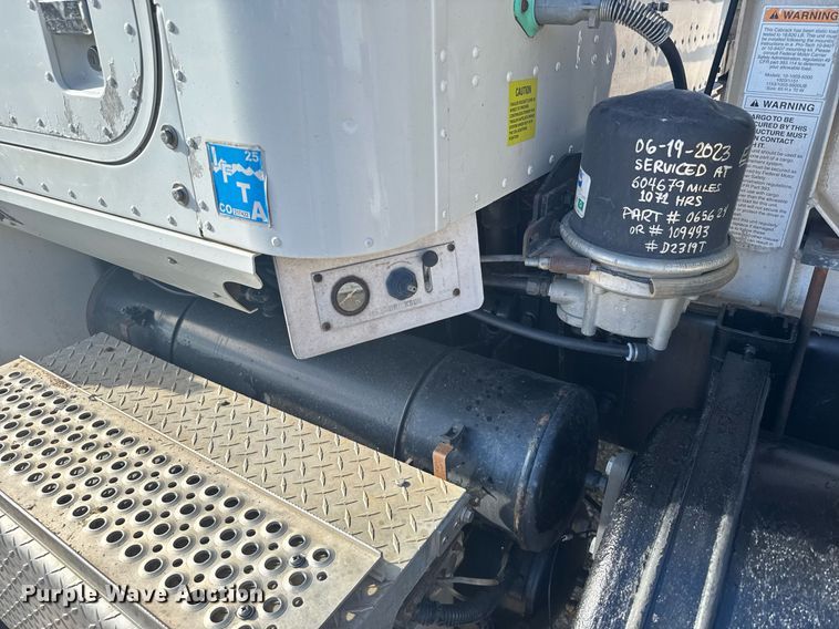 image for item EG6663 2009 International PayStar 5900i semi truck