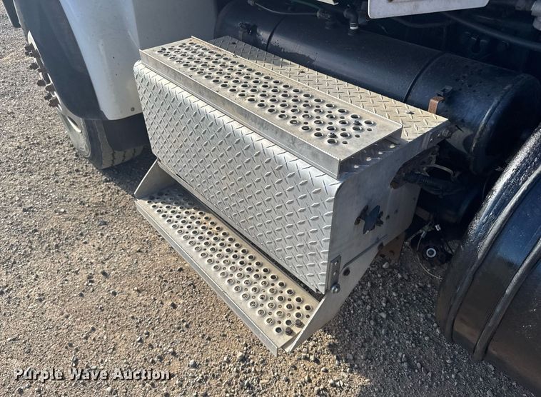 image for item EG6663 2009 International PayStar 5900i semi truck