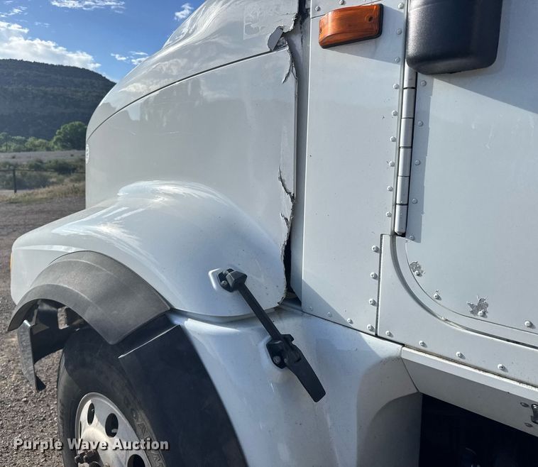 image for item EG6663 2009 International PayStar 5900i semi truck