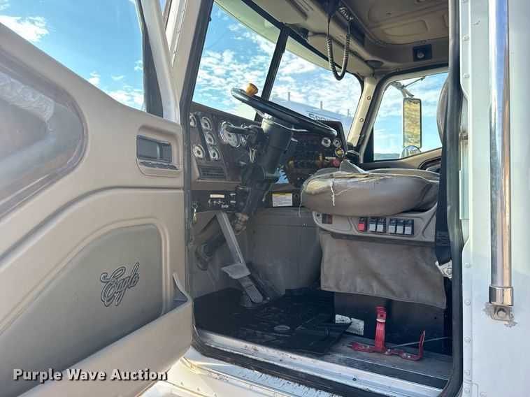 image for item EG6663 2009 International PayStar 5900i semi truck