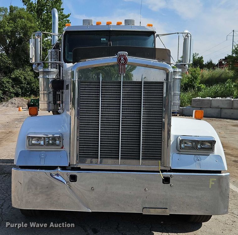 image for item EJ0132 2007 Kenworth W9 Series semi truck