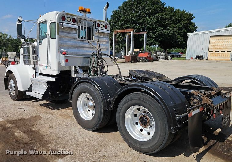 image for item EJ0132 2007 Kenworth W9 Series semi truck