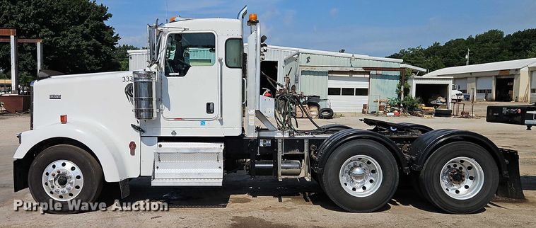 image for item EJ0132 2007 Kenworth W9 Series semi truck