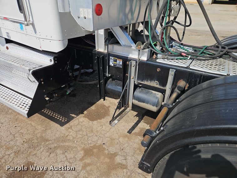 image for item EJ0132 2007 Kenworth W9 Series semi truck