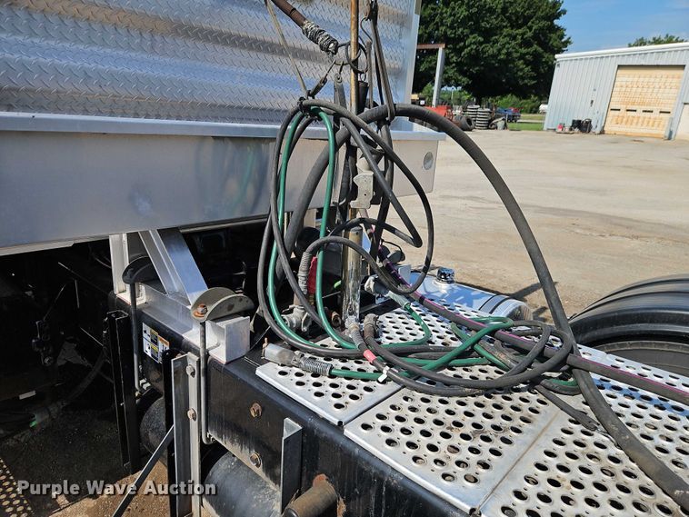 image for item EJ0132 2007 Kenworth W9 Series semi truck