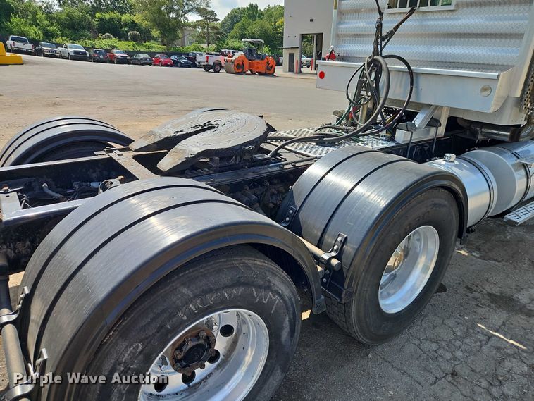 image for item EJ0132 2007 Kenworth W9 Series semi truck