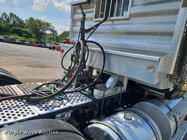 image for item EJ0132 2007 Kenworth W9 Series semi truck