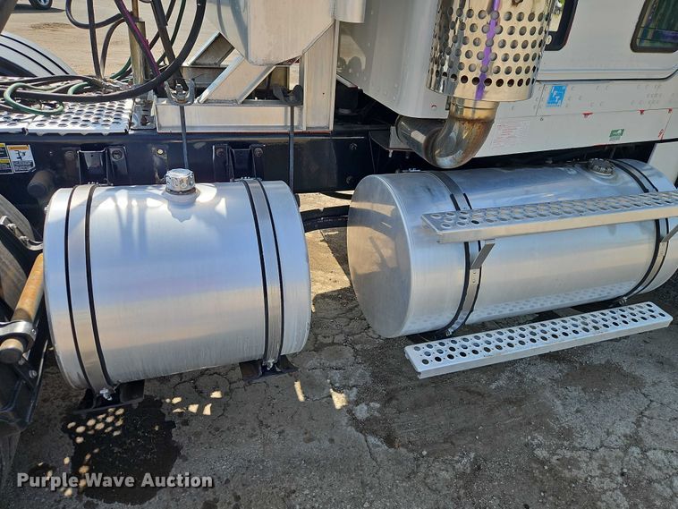 image for item EJ0132 2007 Kenworth W9 Series semi truck