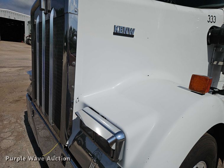 image for item EJ0132 2007 Kenworth W9 Series semi truck