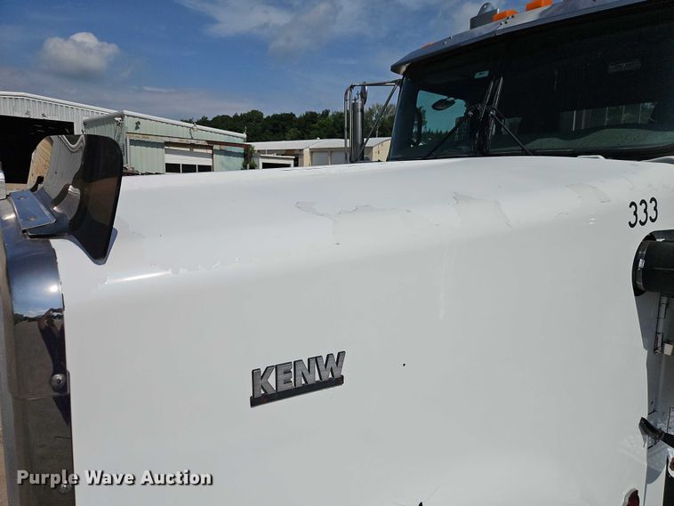 image for item EJ0132 2007 Kenworth W9 Series semi truck