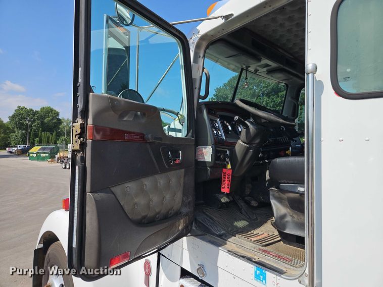 image for item EJ0132 2007 Kenworth W9 Series semi truck