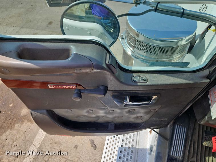 image for item EJ0132 2007 Kenworth W9 Series semi truck