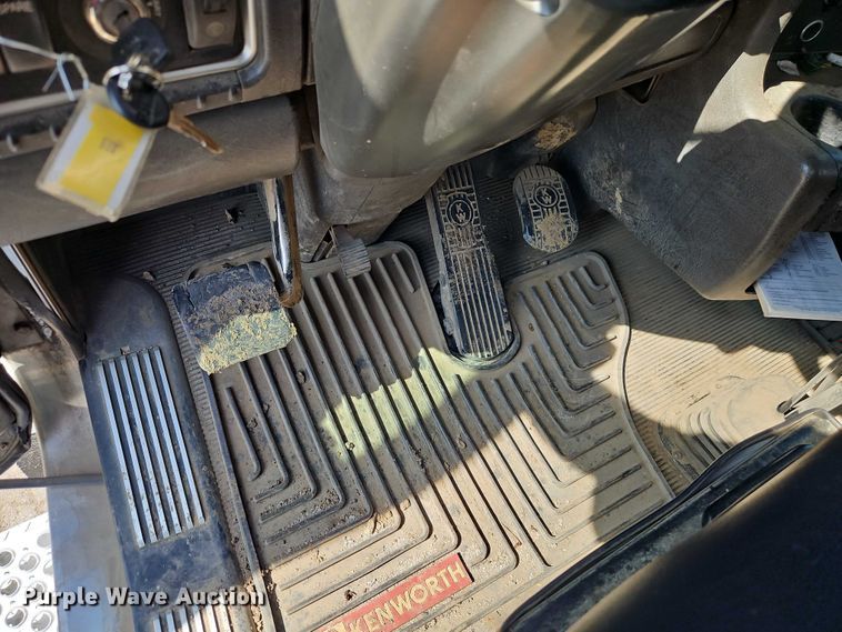 image for item EJ0132 2007 Kenworth W9 Series semi truck