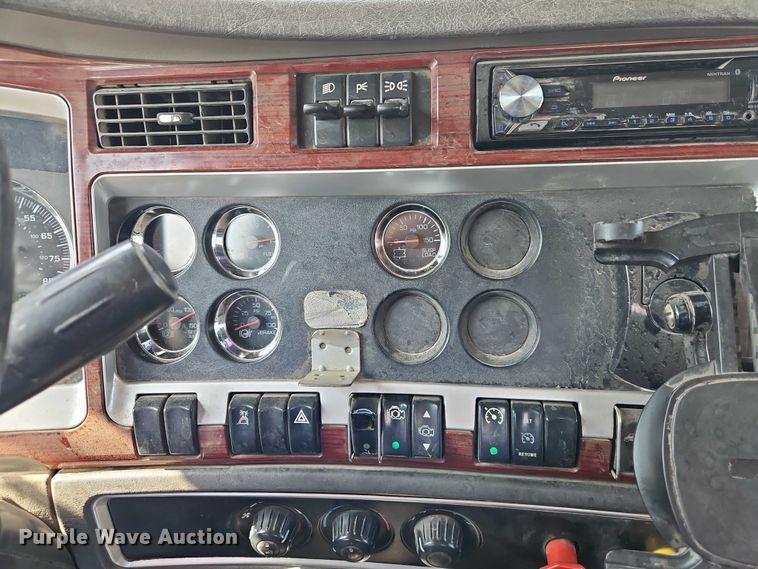 image for item EJ0132 2007 Kenworth W9 Series semi truck