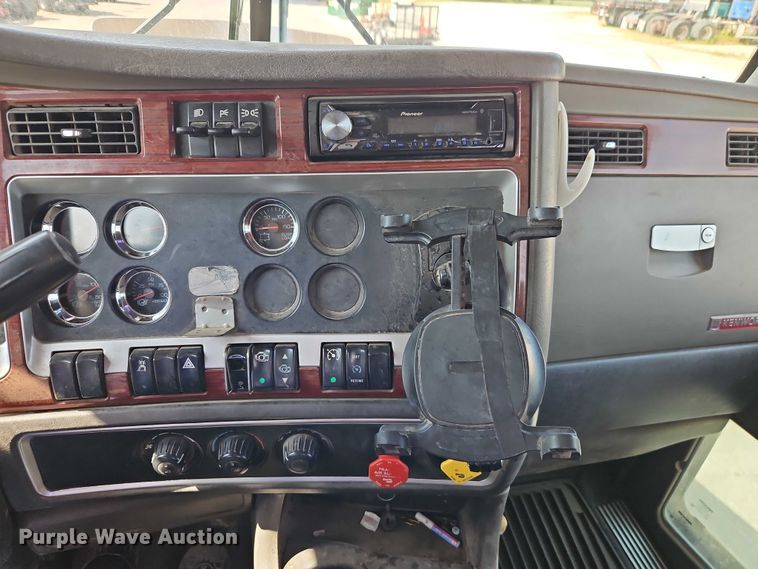 image for item EJ0132 2007 Kenworth W9 Series semi truck