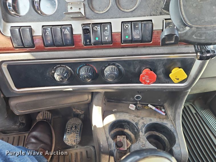 image for item EJ0132 2007 Kenworth W9 Series semi truck