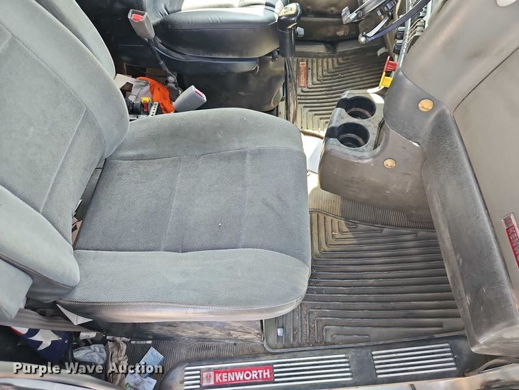 image for item EJ0132 2007 Kenworth W9 Series semi truck