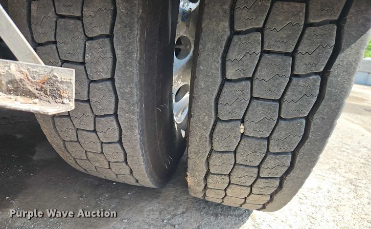 image for item EJ0132 2007 Kenworth W9 Series semi truck