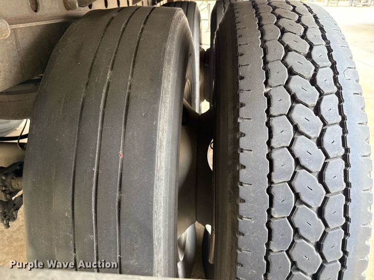 image for item EJ3738 2014 Vanguard VXP 57' dry van trailer