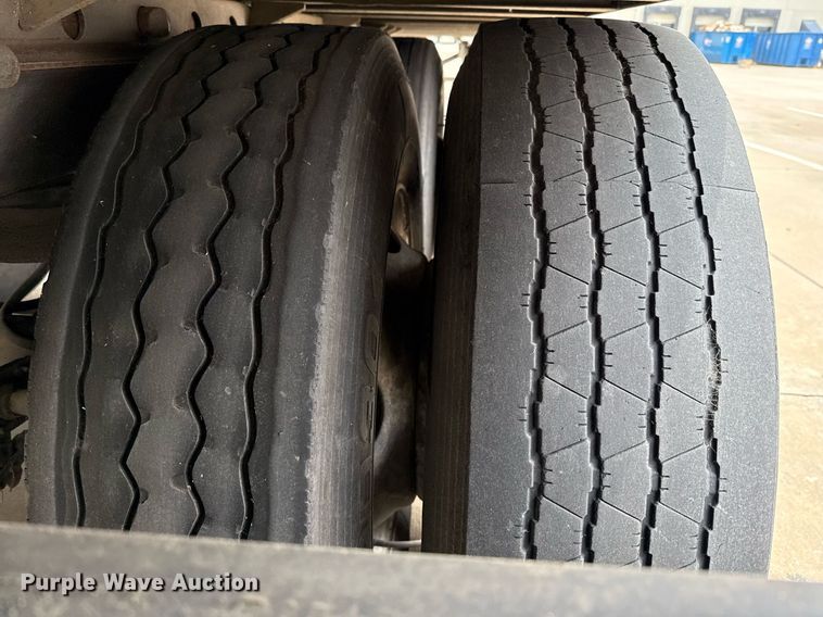 image for item EJ3739 2014 Vanguard VXP 57' dry van trailer