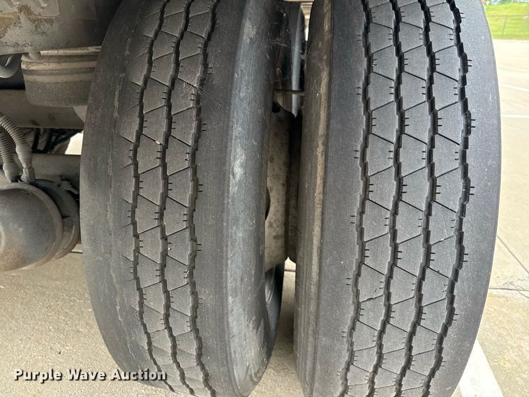 image for item EJ3739 2014 Vanguard VXP 57' dry van trailer