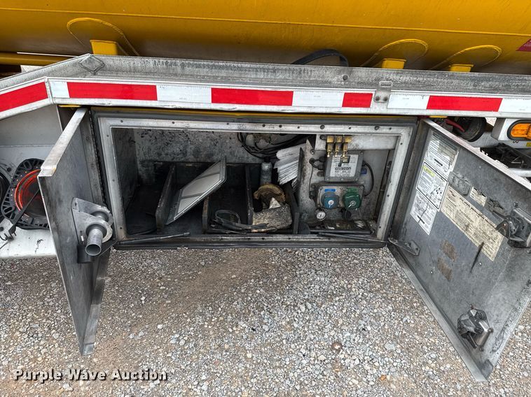 image for item EJ4766 2008 Beall BAST-97-3-DC tank trailer