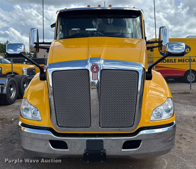 image for item EJ4824 2022 Kenworth T680 semi truck