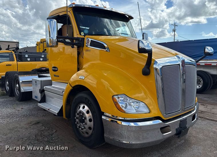 image for item EJ4824 2022 Kenworth T680 semi truck