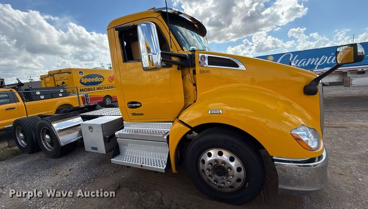 image for item EJ4824 2022 Kenworth T680 semi truck