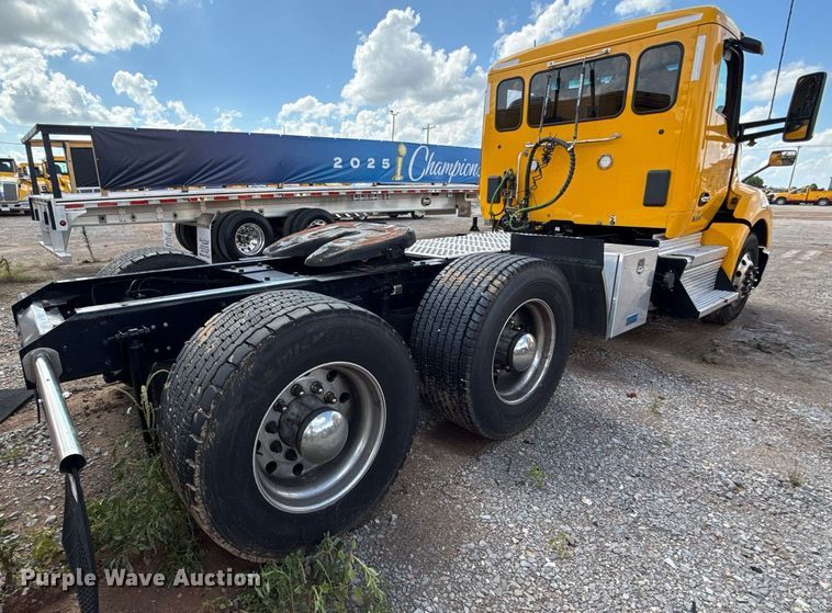 image for item EJ4824 2022 Kenworth T680 semi truck