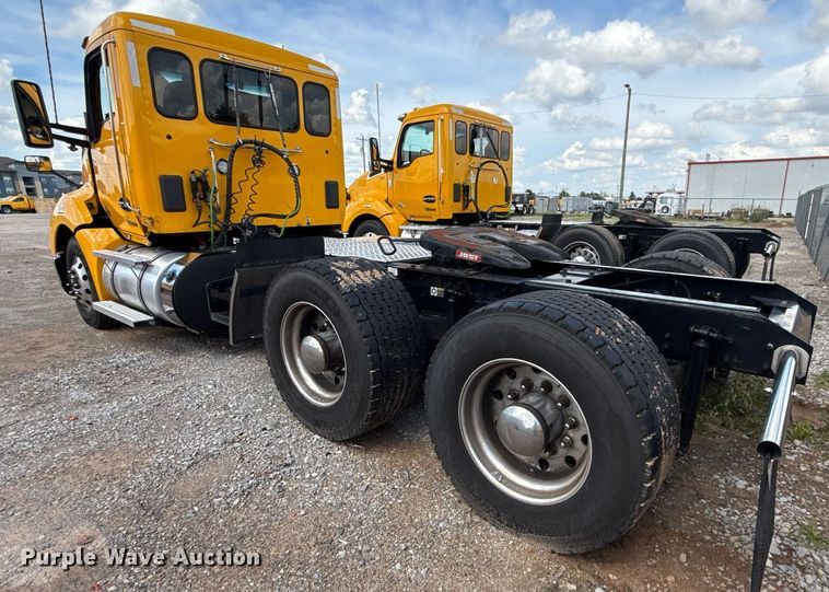 image for item EJ4824 2022 Kenworth T680 semi truck