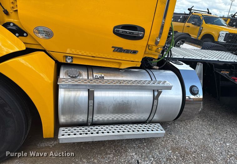 image for item EJ4824 2022 Kenworth T680 semi truck