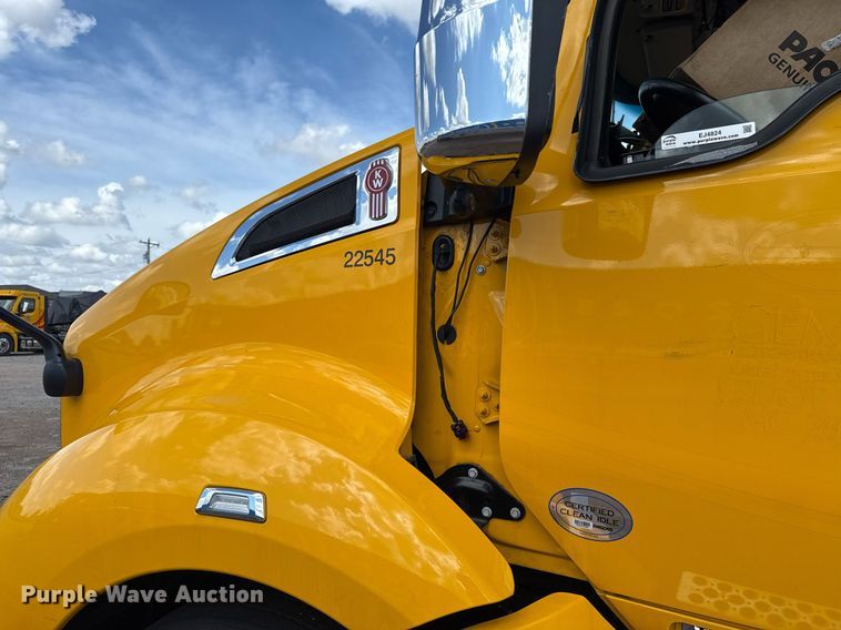 image for item EJ4824 2022 Kenworth T680 semi truck