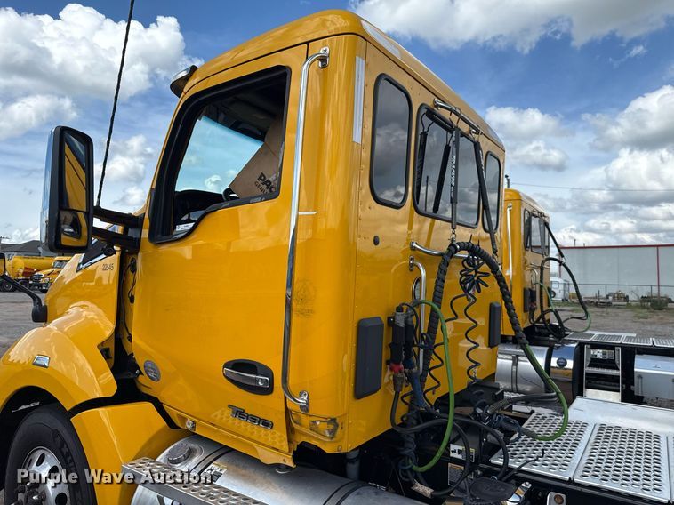 image for item EJ4824 2022 Kenworth T680 semi truck