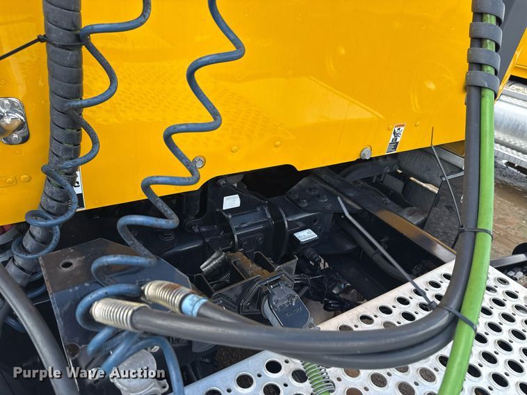 image for item EJ4824 2022 Kenworth T680 semi truck