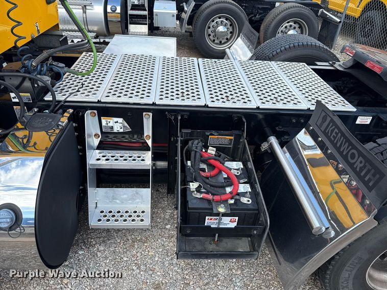 image for item EJ4824 2022 Kenworth T680 semi truck